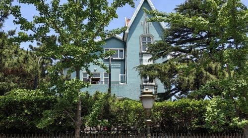 Qingdao Badaguan + No.1 Bathing Beach + Zhongshan Park + Zhanshan Temple one-day tour- English Service Available Day Tours