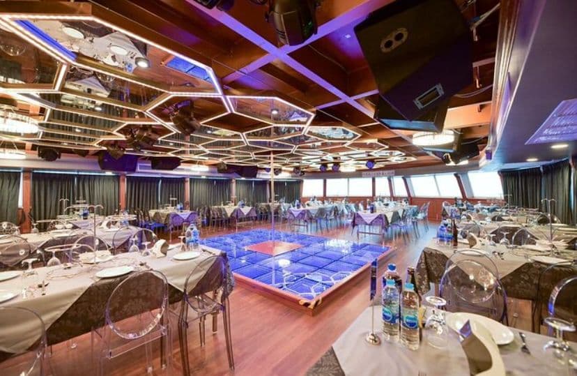 All Star Cruise Pattaya con cena e spettacolo di cabaret