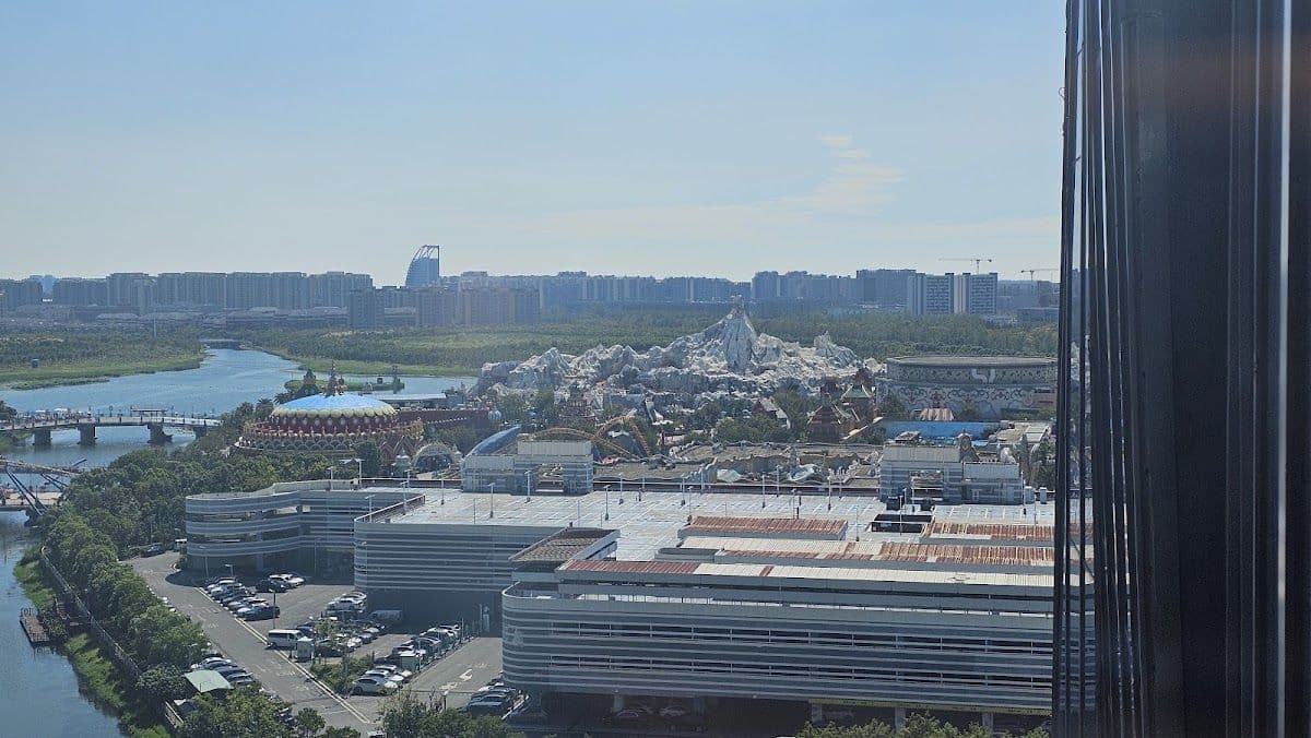Shanghai L+SNOW Indoor Skiing Theme Resort
