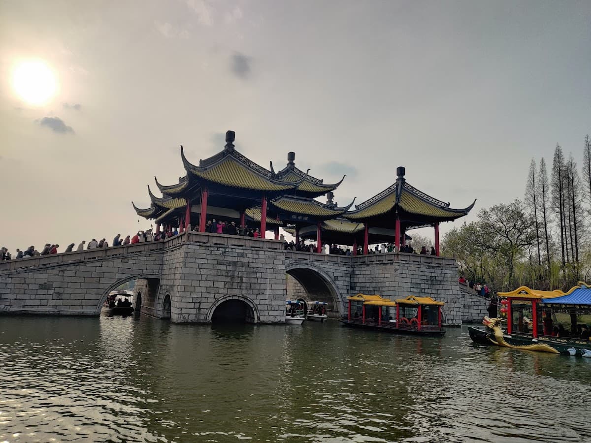 Slender West Lake Cruise
