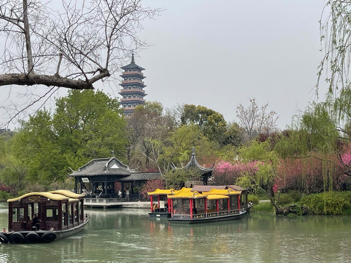 Slender West Lake Cruise