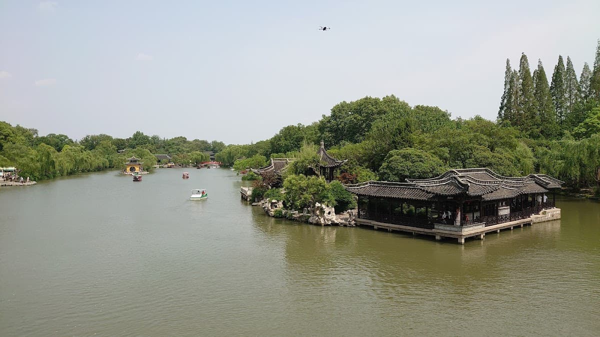 Slender West Lake Cruise