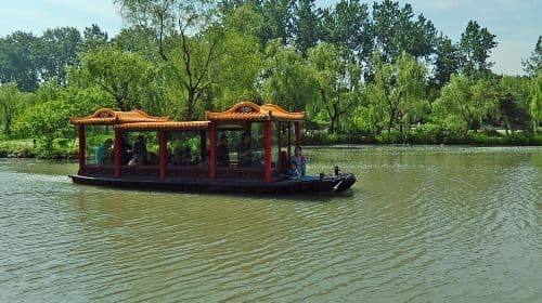 Slender West Lake Cruise