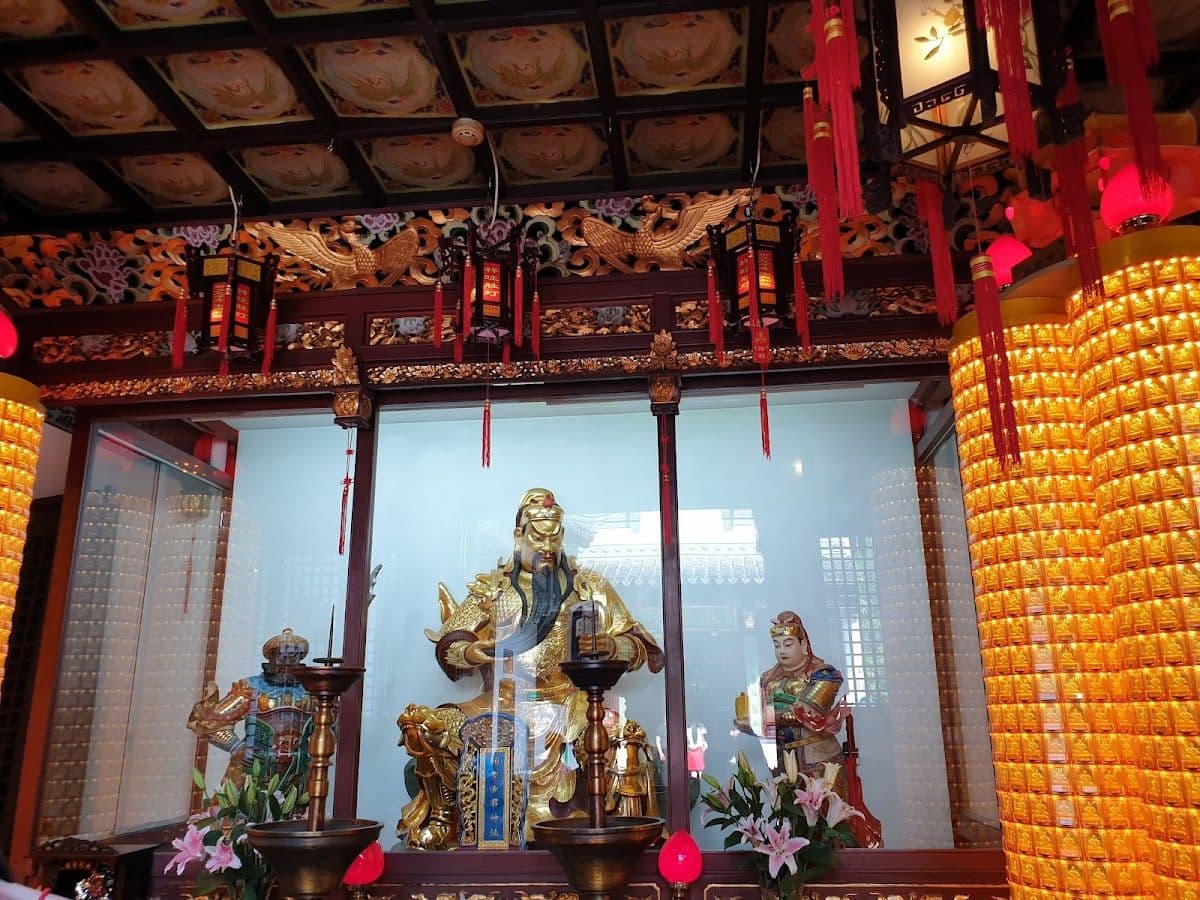 Yu Garden + Shanghai Sihang Warehouse Anti-Japanese War Memorial + Nanjing Road Pedestrian Street + Chenghuang Temple Tourist Area one-day tour