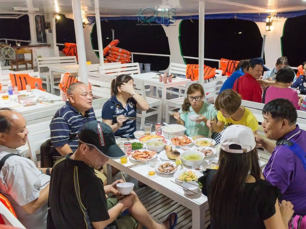 Tour delle spiagge di Phu Quoc e tramonto con pesca ai calamari con guida di lingua cinese