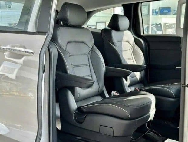 HYUNDAI CUSTIN LUXURY 6-SEATERS (新着)