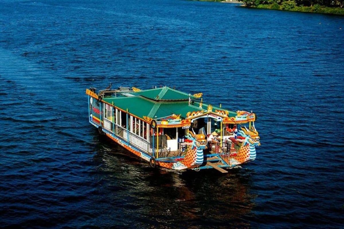 Apresentação de Canto Tradicional no Perfume River
