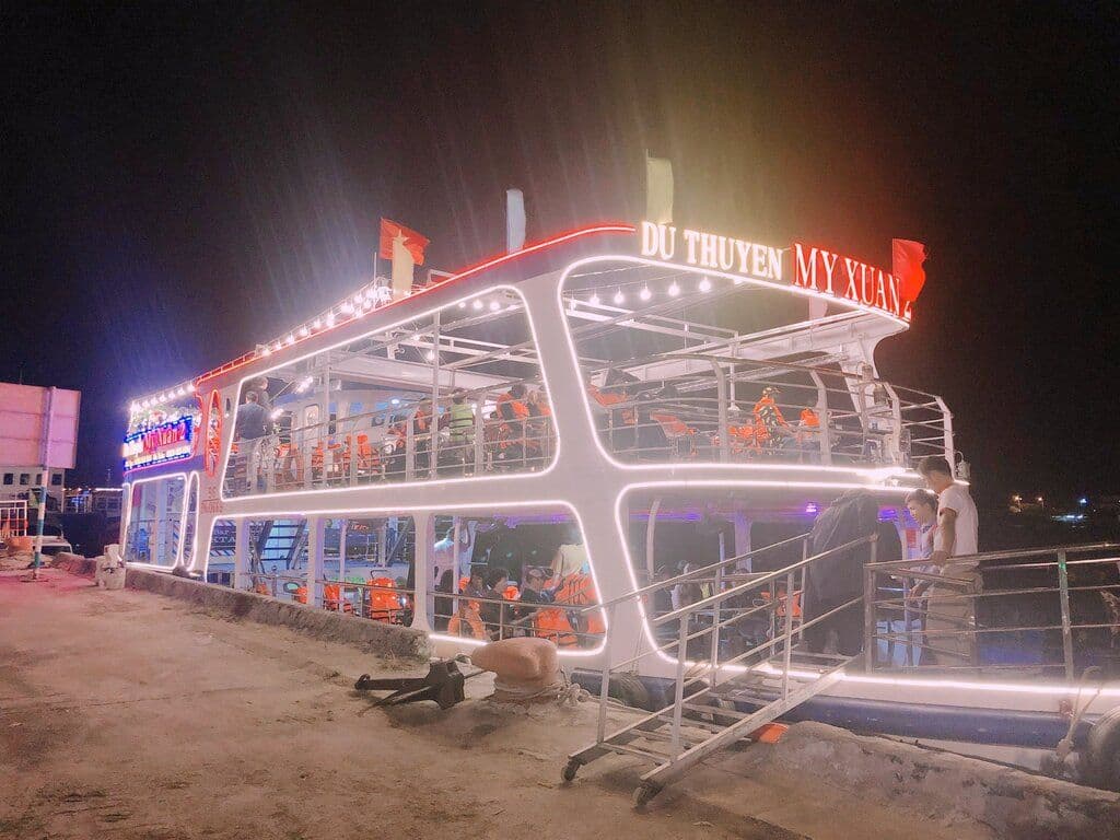 My Xuan Cruise on Han River by Night