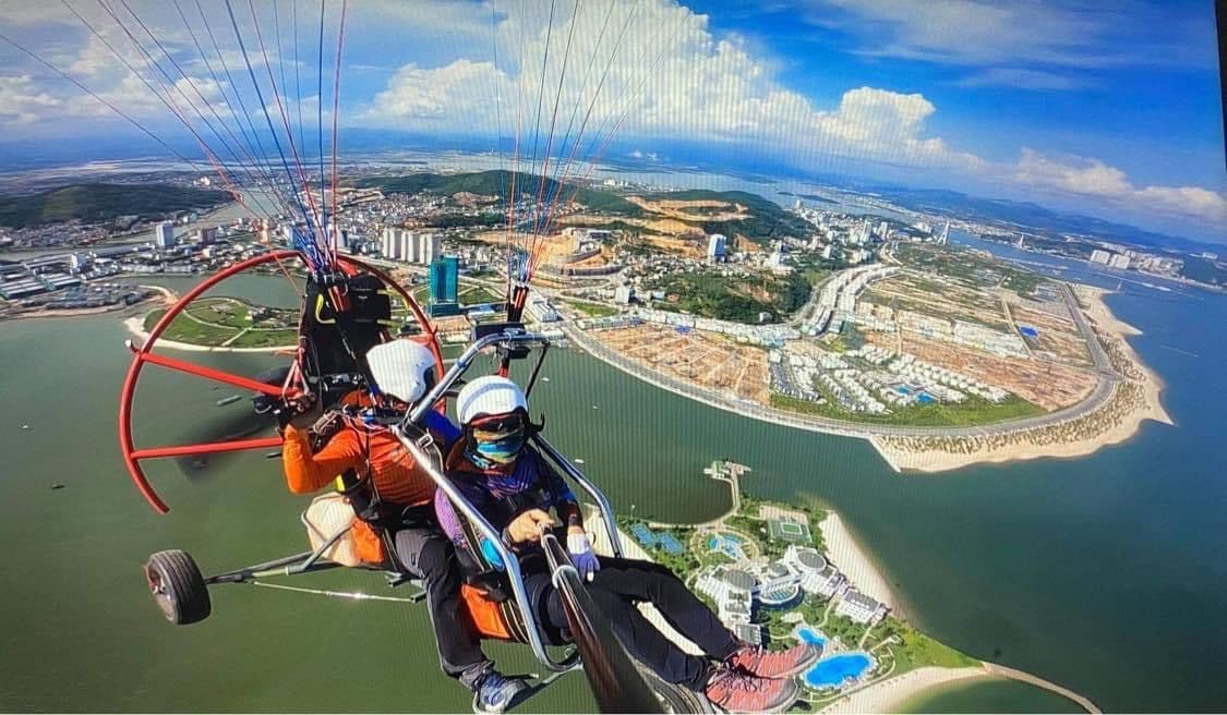 Ha Long Sky Tour: Powered Paragliding