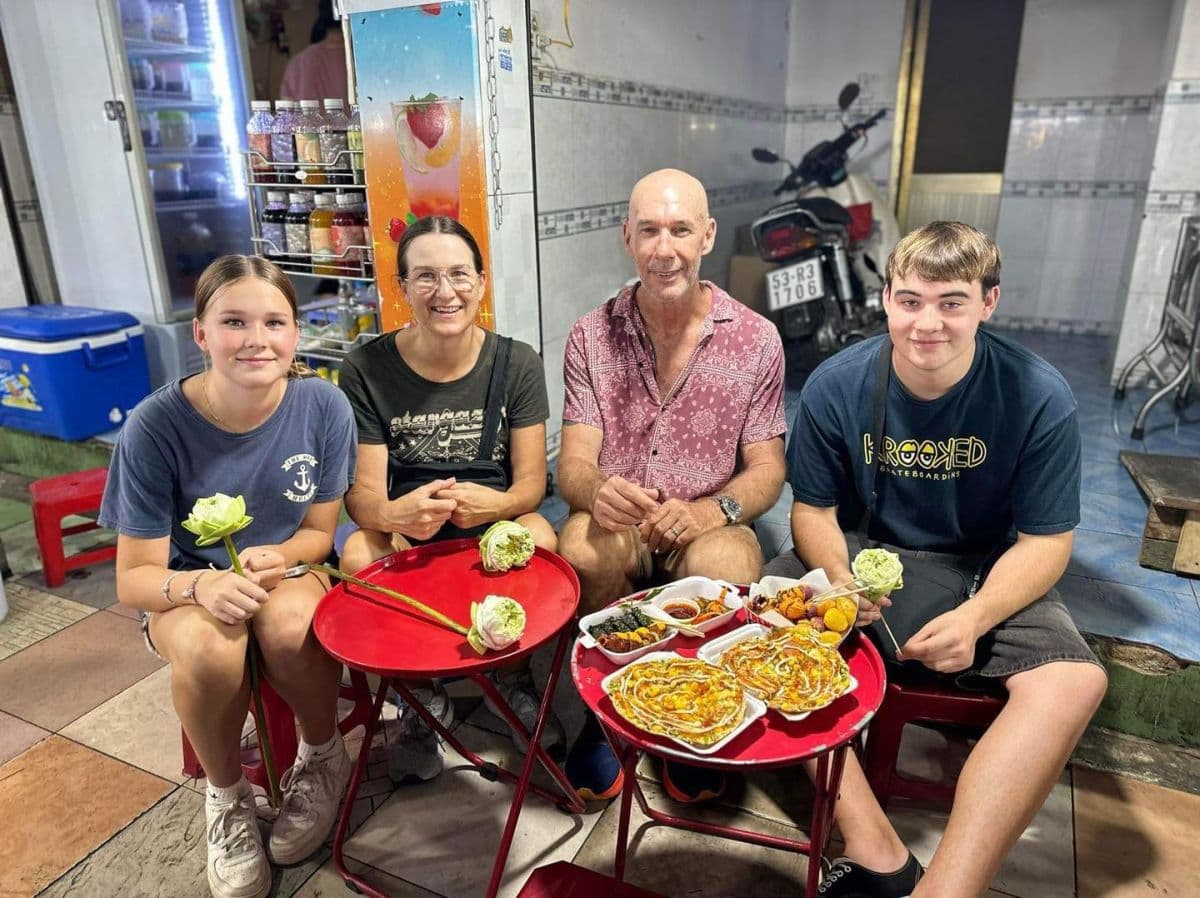 HCM: Best Street Food & Sightseeing Tour with Friendly Guide
