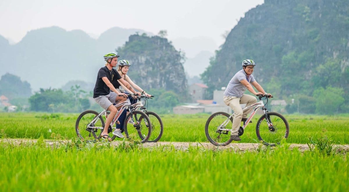 Hoa Lu - Trang An - Mua Cave Day Trip From Hanoi