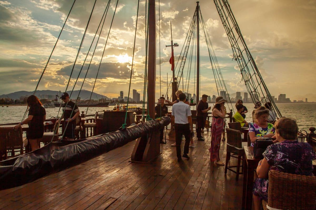 Cóctel al atardecer y cena en el Emperor Cruises de 5 estrellas
