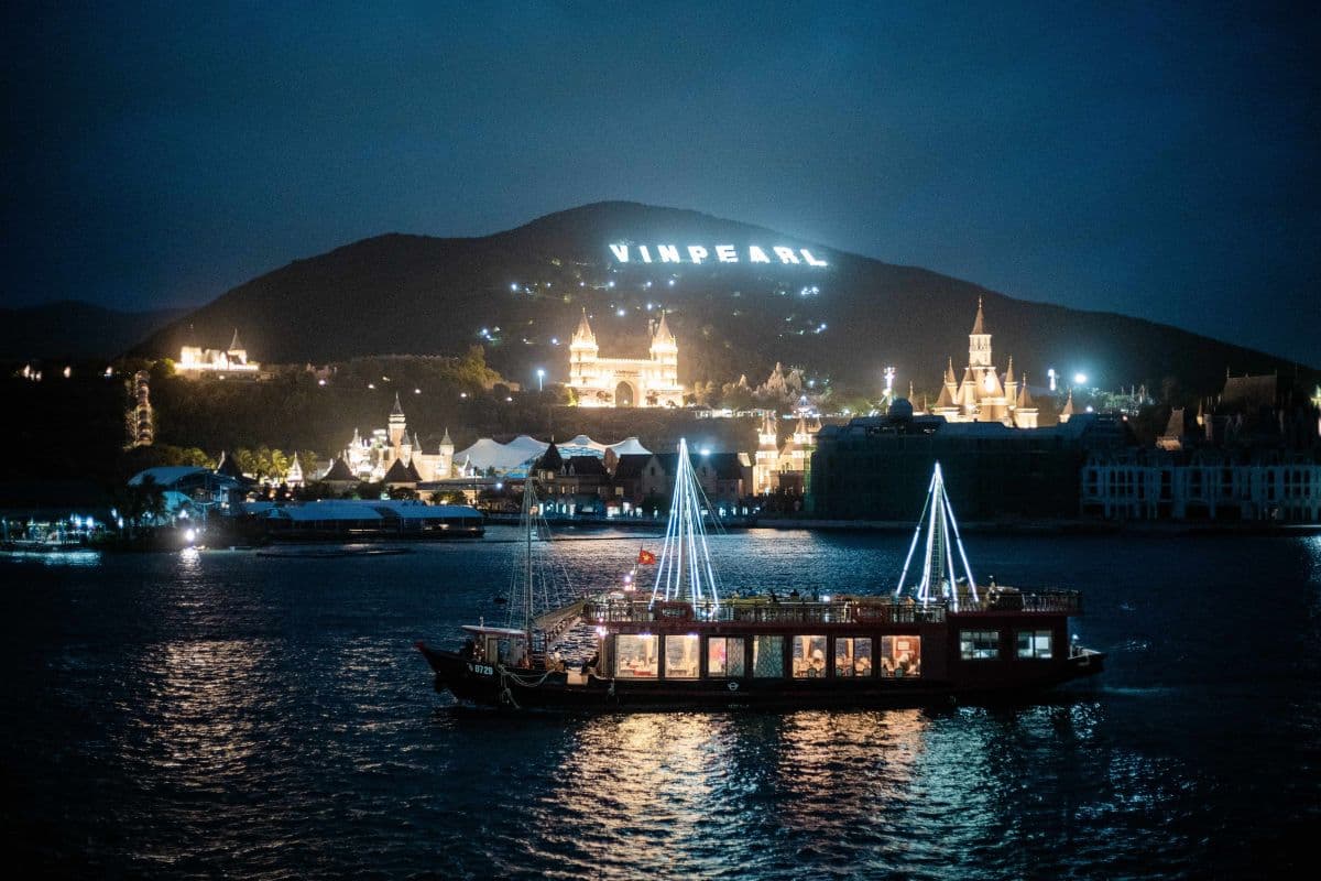 Cóctel al atardecer y cena en el Emperor Cruises de 5 estrellas