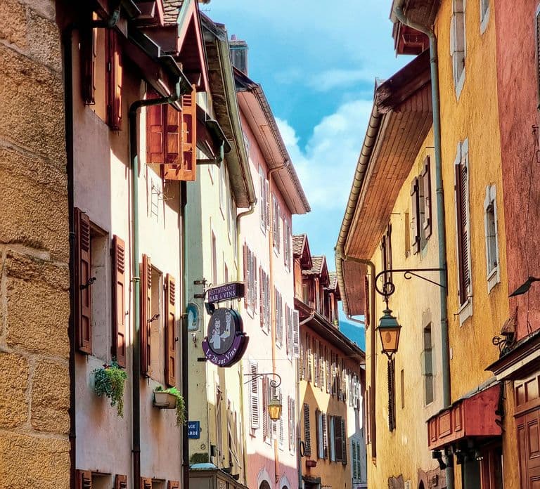Annecy: Traditional Food Group Walking Tour