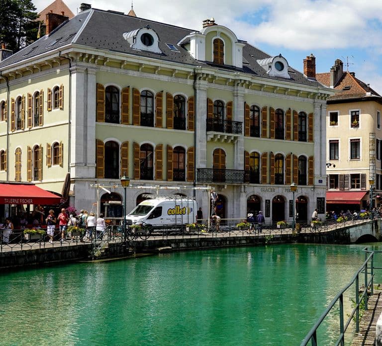 Annecy: Traditional Food Group Walking Tour