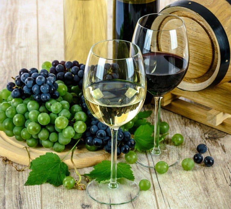 Bordeaux: River Garonne Cruise with Glass of Wine and Canelé