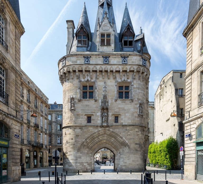 Bordeaux: the Porte Cailhau, a symbol of the Middle Ages