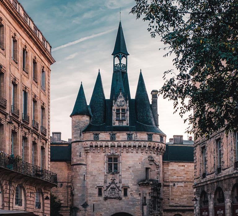 Bordeaux: the Porte Cailhau, a symbol of the Middle Ages