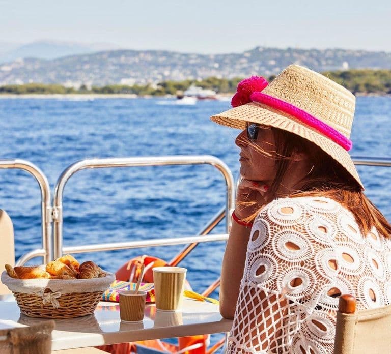 Cannes: Cruzeiro de Meio Dia em Catamarã