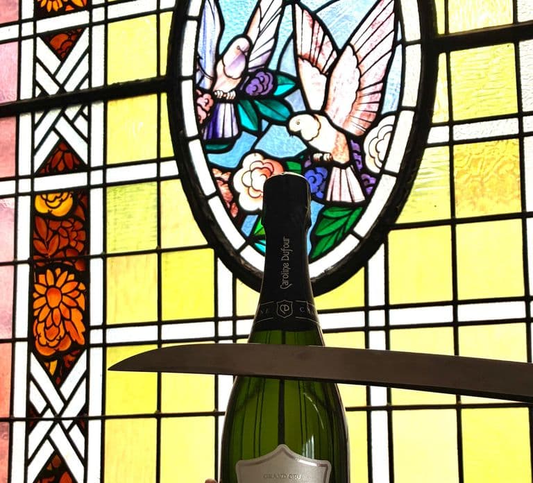 Caroline Dufour Champagne Sabrage in Reims - Cuvée Blanc de Blancs
