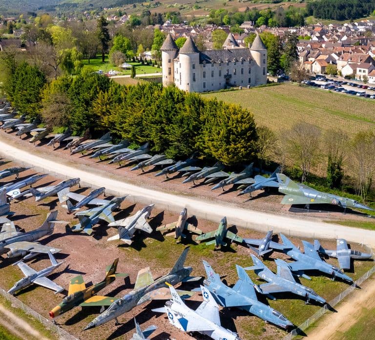 Odkryj muzea w Château de Savigny: samoloty, samochody, motocykle...