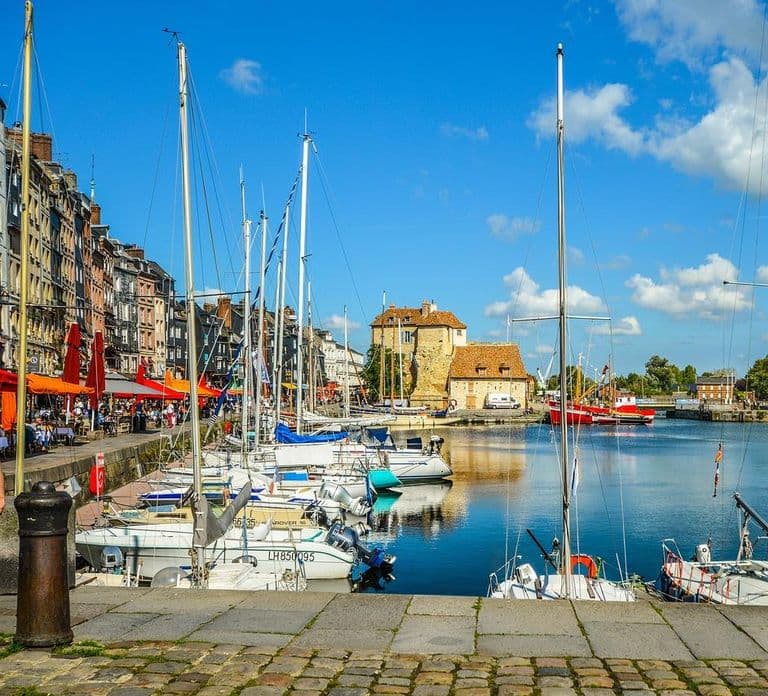 Partindo de Le Havre: Os Encantos Litorâneos de Honfleur e Deauville