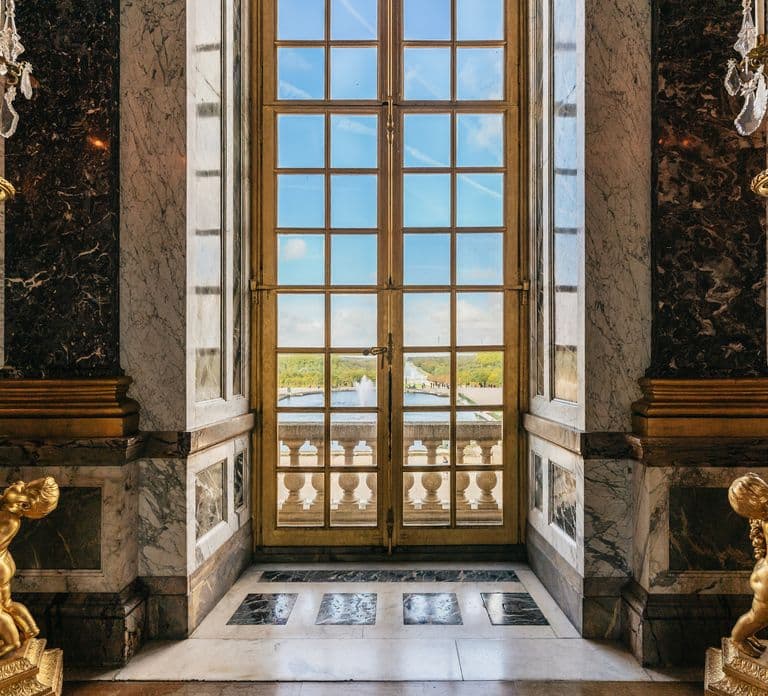 From Paris: Versailles Palace Guided Tour & Gardens Access