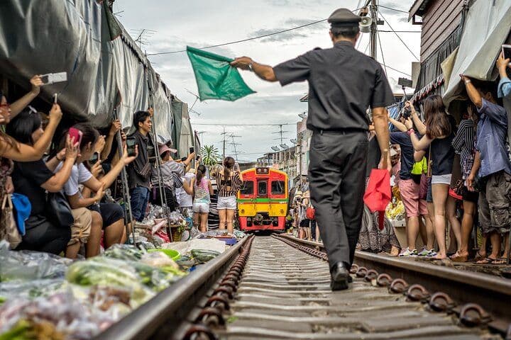 Klasyczna wycieczka po Bangkoku – targ kolejowy Railway Train Market i pływający targ Damnoen Saduak