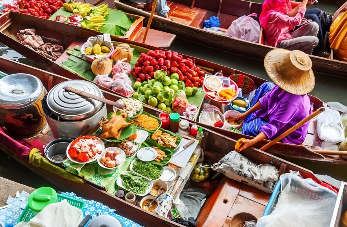 Classic Bangkok tour - Railway Train market & Damnoen Saduak Floating market