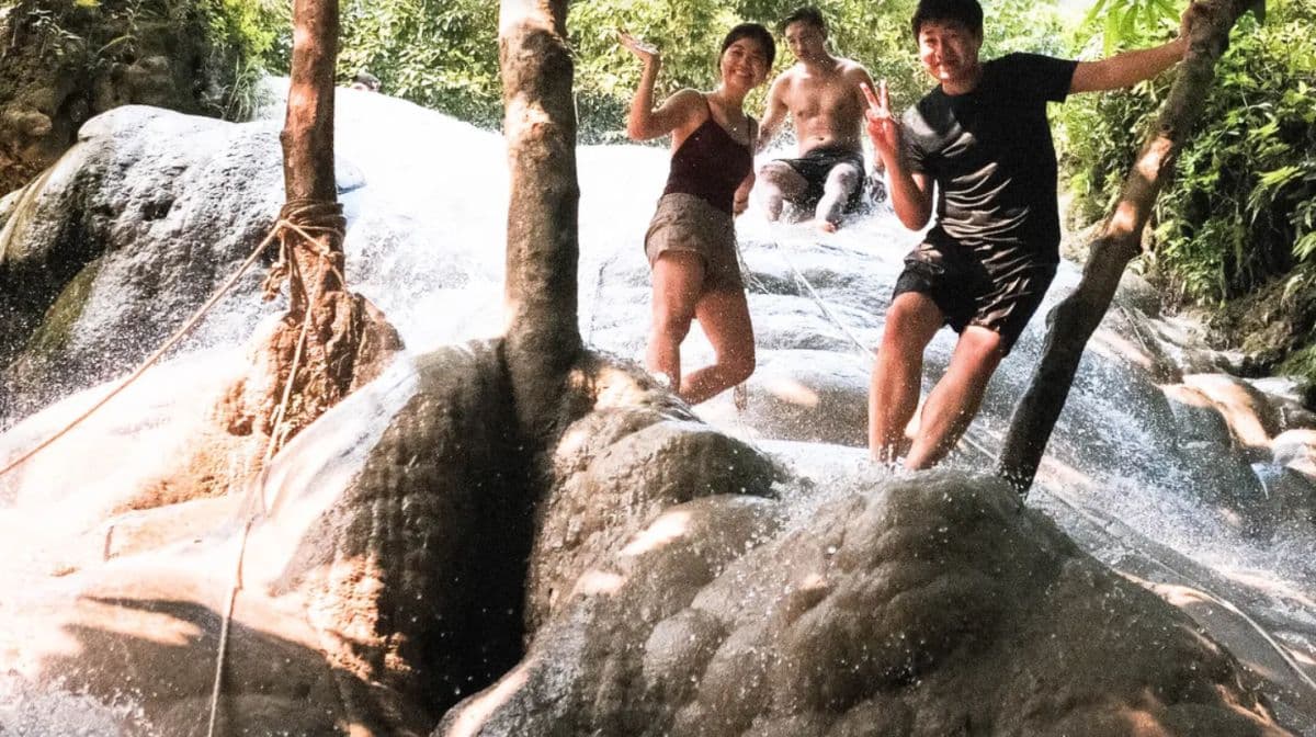 Escaladez la cascade unique Sticky Waterfall à Chiang Mai