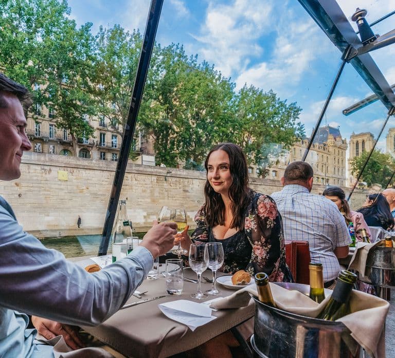 Paris: 3-Course-Dinner Cruise on the Seine with live music