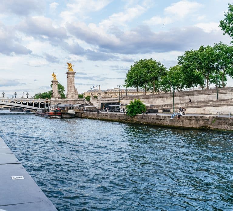 Paris: 3-Gänge-Dinner-Kreuzfahrt auf der Seine mit Live-Musik