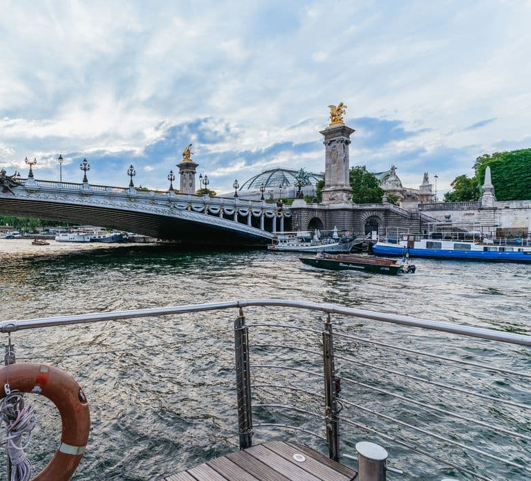 Paris: 3-Gänge-Dinner-Kreuzfahrt auf der Seine mit Live-Musik