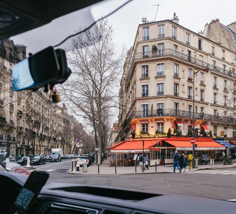 Paris: Privater Transfer zum Flughafen Charles de Gaulle