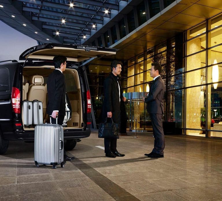 Paris : Transfert privé aller-retour depuis l'aéroport Charles-de-Gaulle