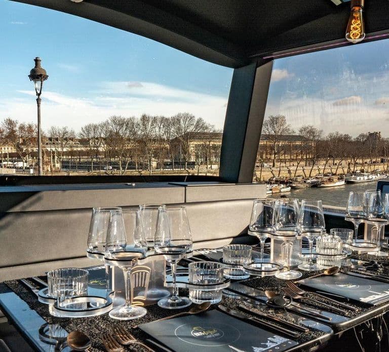 Paris : visite nocturne culturelle en bus avec dîner à bord