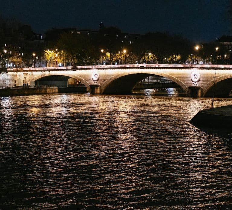 Parigi: tour guidato a piedi tra storia oscura e fantasmi