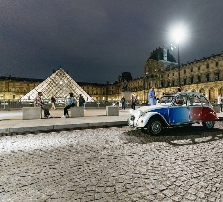 París: Descubre París de noche en un coche clásico con un guía local