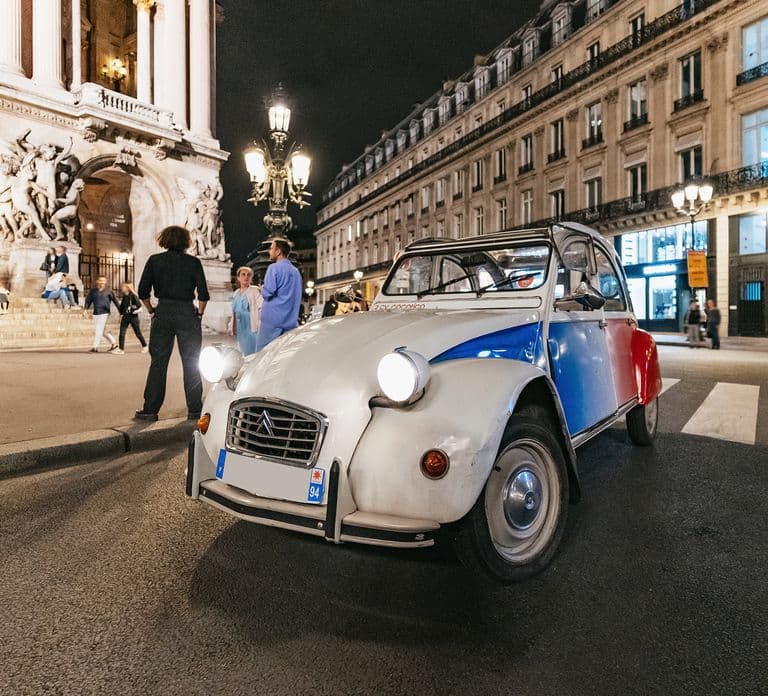 París: Descubre París de noche en un coche clásico con un guía local