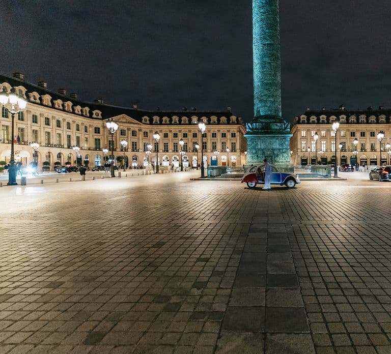 París: Descubre París de noche en un coche clásico con un guía local