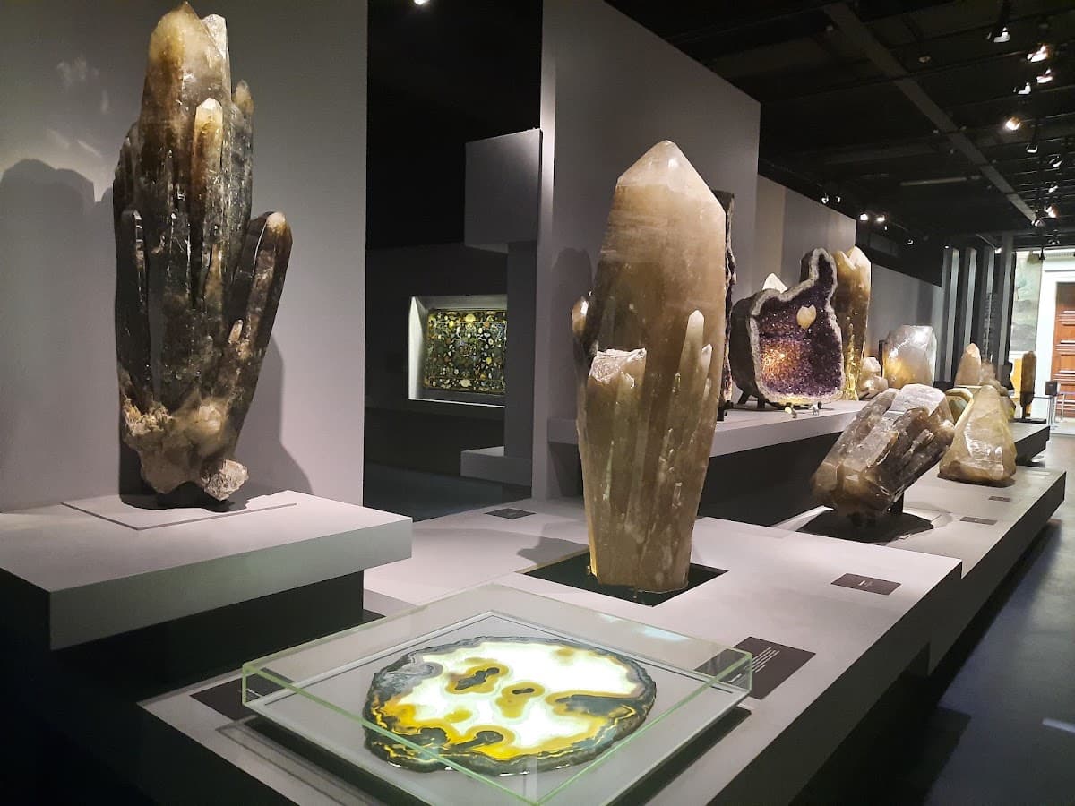 Gallery of Mineralogy and Geology