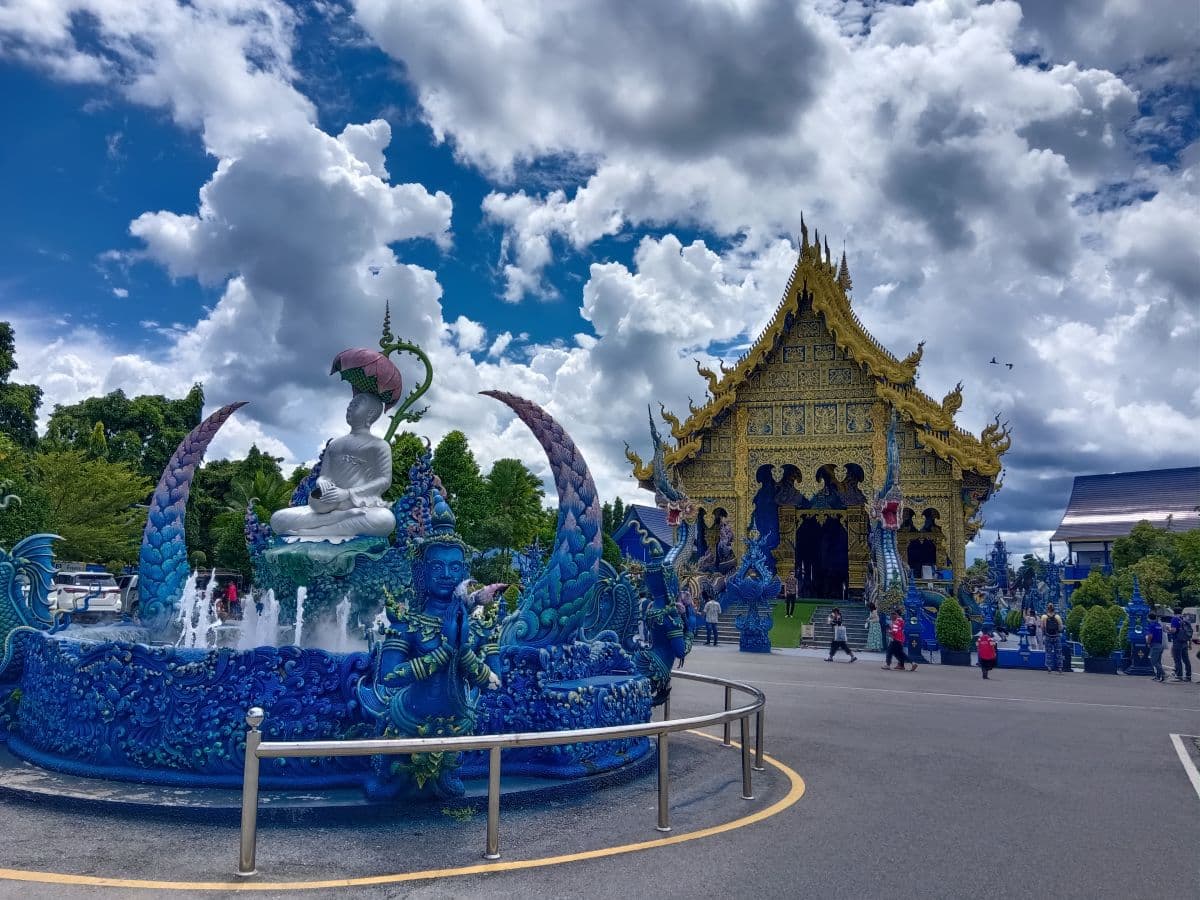 Jednodniowa wycieczka do Chiang Rai z Chiang Mai: gorące źródła, Wat Rong Suea Ten, Biała Świątynia, Muzeum Black House, wioska plemienia Long Neck