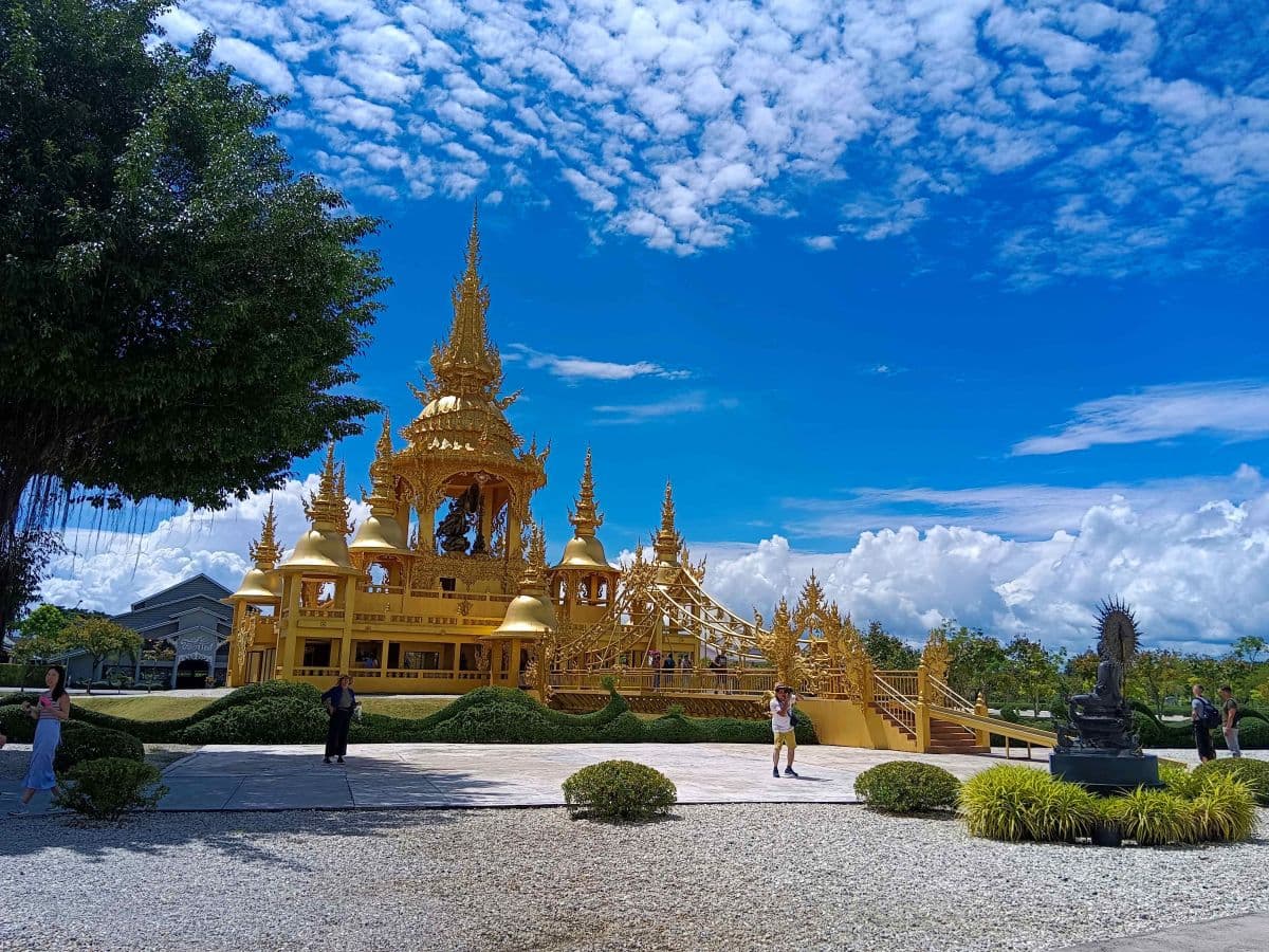 Tour giornaliero di Chiang Rai [Migliori offerte]: sorgenti termali, Tempio Blu, Tempio Bianco, Casa Nera, tribù Karen dal collo lungo, Singha Park