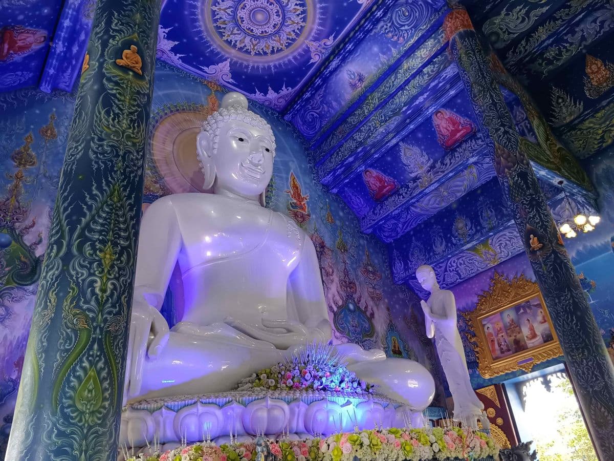 Tour giornaliero di Chiang Rai [Migliori offerte]: sorgenti termali, Tempio Blu, Tempio Bianco, Casa Nera, tribù Karen dal collo lungo, Singha Park