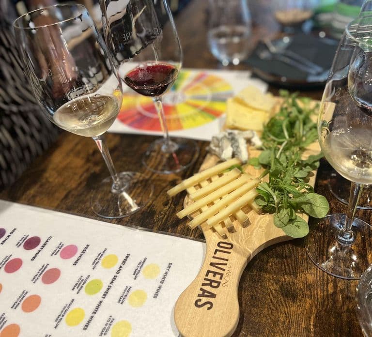 Degustação às Cegas: Experiência de 4 Vinhos Naturais de Bordeaux + Queijos
