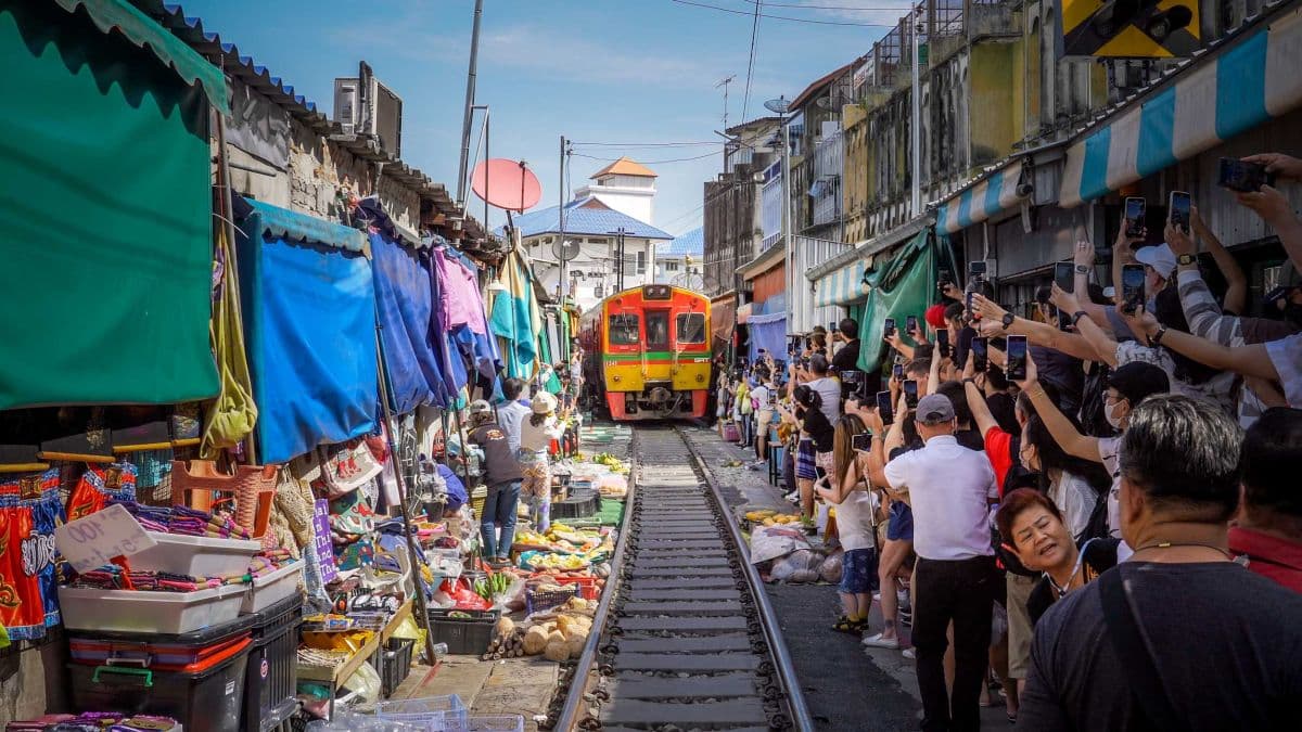 Damnoen Saduak Floating Market Tour (included roundtrip transfer in city centre)