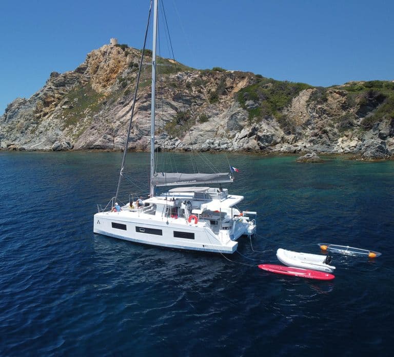 Vertrek vanuit BRUSC zonsondergang op een zeilcatamaran