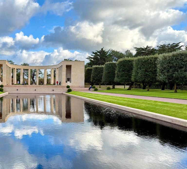 Zanurz się w historię D-Day: wycieczka z przewodnikiem po Omaha Beach i American Cemetery