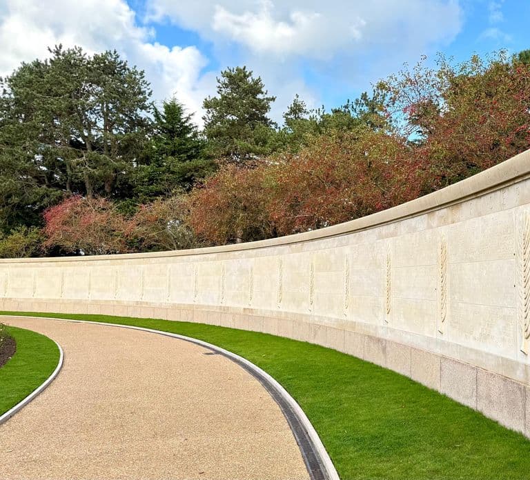 Zanurz się w historię D-Day: wycieczka z przewodnikiem po Omaha Beach i American Cemetery