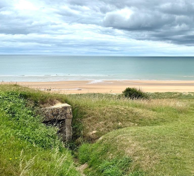 Sumérgete en el Día D: Una visita guiada a Omaha Beach y el American Cemetery